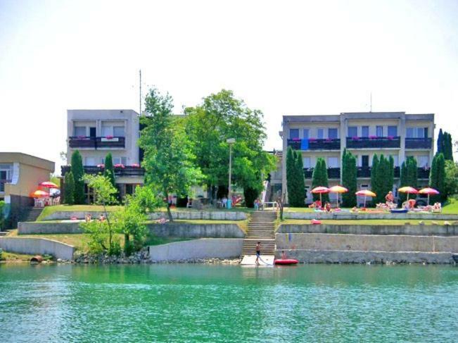 Hotel Fortuna Сенець Екстер'єр фото
