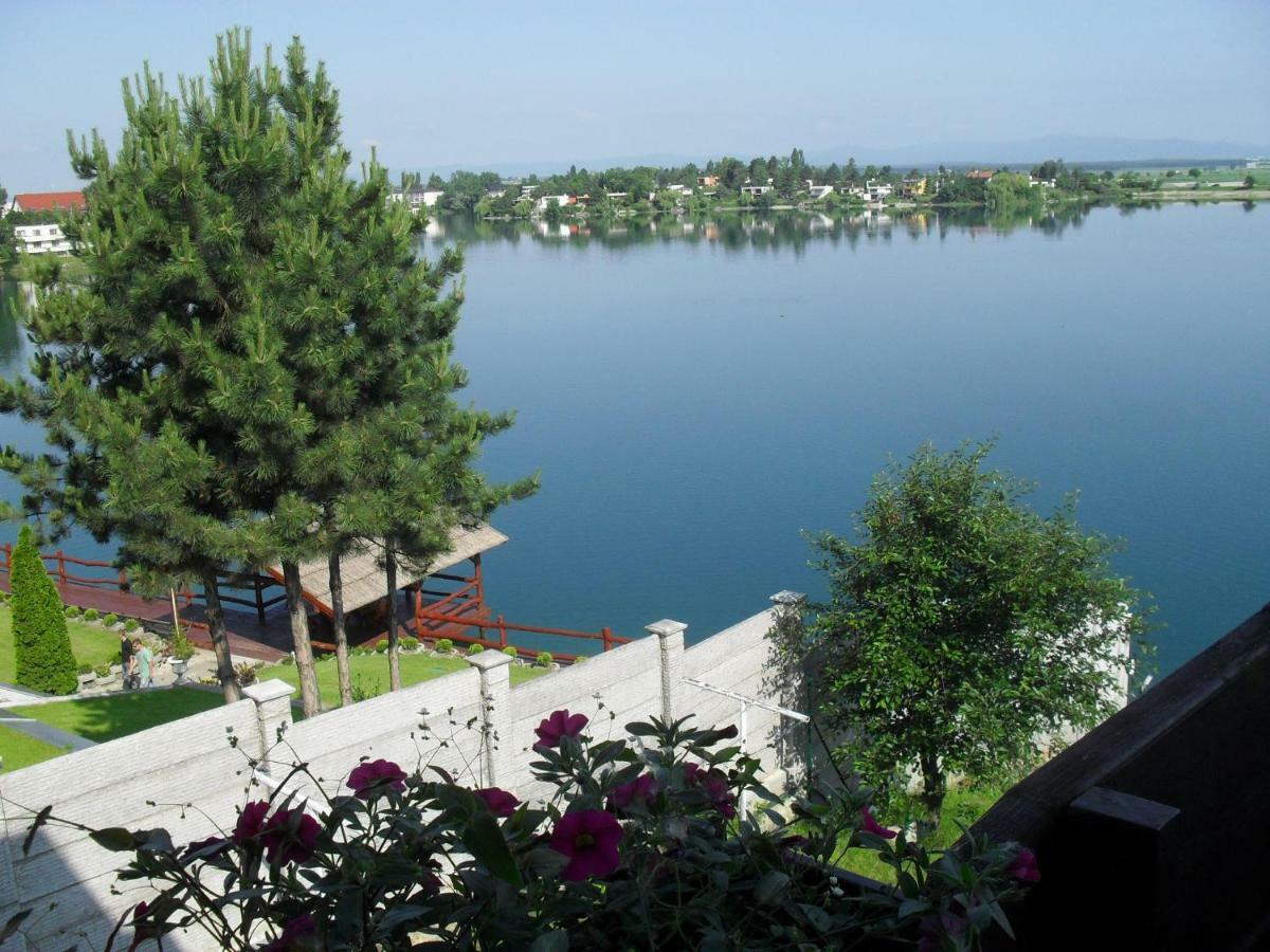 Hotel Fortuna Сенець Екстер'єр фото