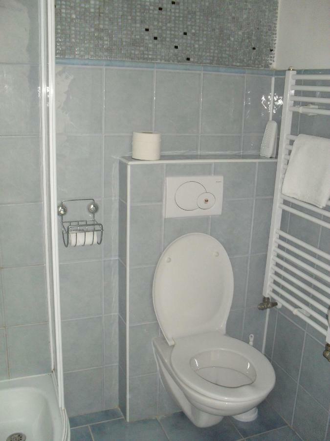 Hotel Fortuna Сенець Екстер'єр фото